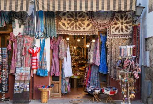 Tienda en un bazar y mercado de Granada con artículos árabes y moros, España