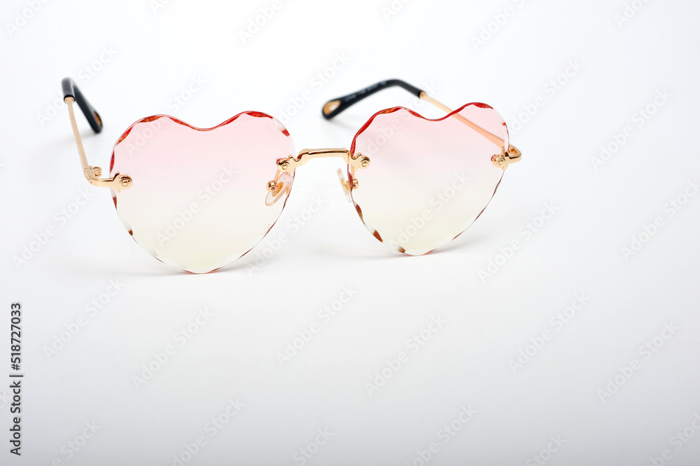 Women's sunglasses with graduated heart-shaped lenses. Women's sunglasses with graduated heart-shaped lenses.