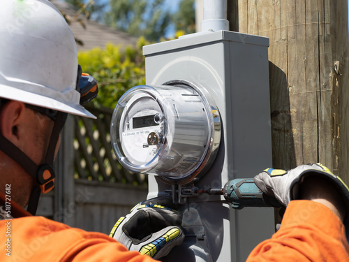 Foto Power lineman installing a new electrical house meter