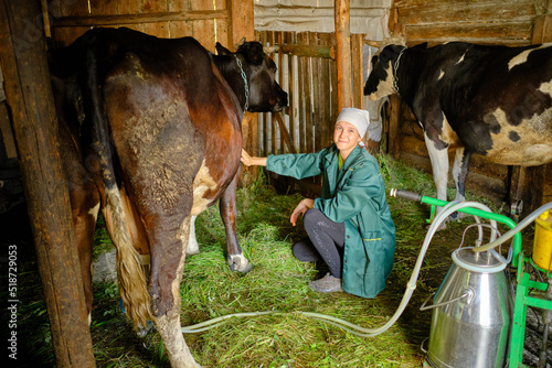 Foto A milkmaid woman and her cow on the farm