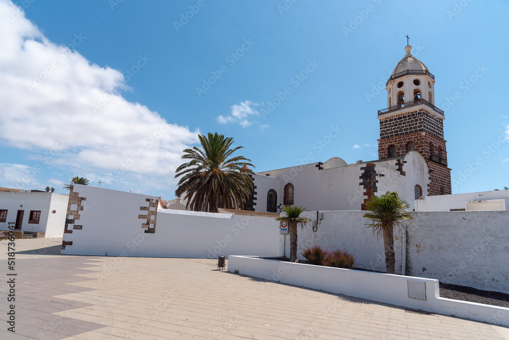 vista de Iglesia Matriz de Nuestra Señora de Guadalupe en Teguise, Lanzarote. Isla Canarias. casas blanca y plaza de de Teguise. verano con cielo azul en Lanzarote. 