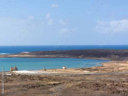 Vista panorámica de la costa de Lanzarote, con el mar turquesa y la tierra volcánica durante un día soleado en las Islas Canarias.