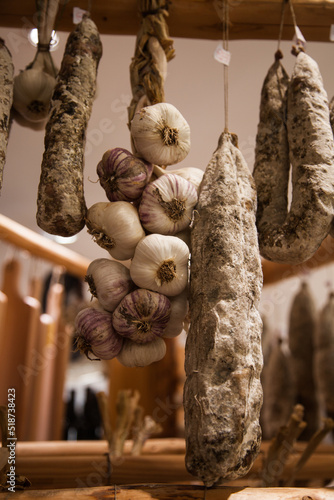 Fotografie Saucissons et gousses d'ail pendus dans une épicerie
