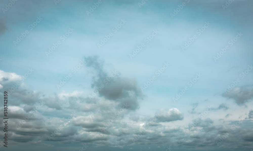 Obraz premium Gloomy rainy clouds in the autumn heavy sky: storm clouds in the atmospheric sky for the weather forecast.