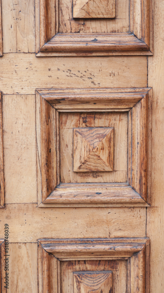 Puerta de madera con dibujos en palacio monumental Puerta de madera con dibujos en palacio monumental