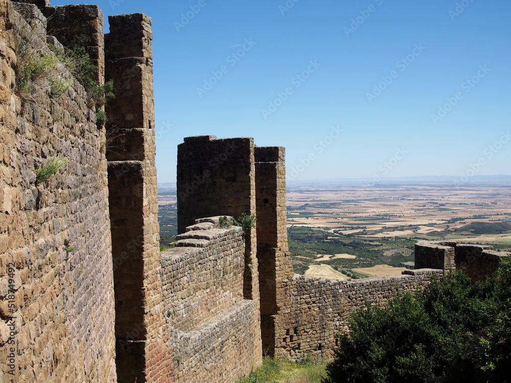 Murallas de un castillo medieval. Murallas del Castillo de Loarre en Huesca, España.