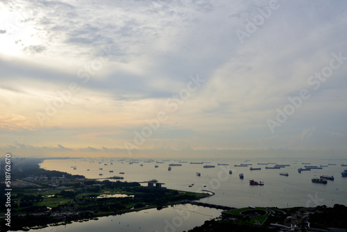 シンガポール海峡に浮かぶたくさんの貨物船 シンガポール