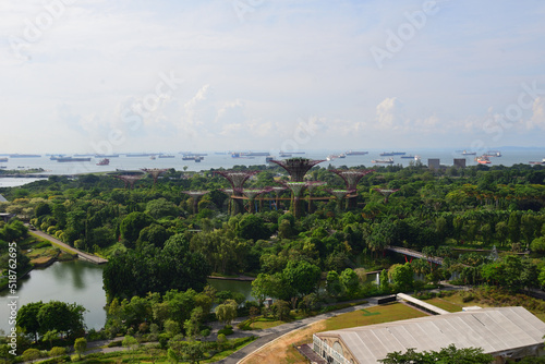 ガーデンズ・バイ・ザ・ベイ全景とシンガポール海峡 シンガポール