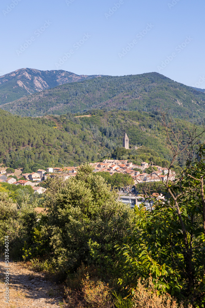 Vue ensoleillée au détour d'un chemin de randonnée sur le village médiéval d'Olargues dans le Parc naturel régional du Haut-Languedoc