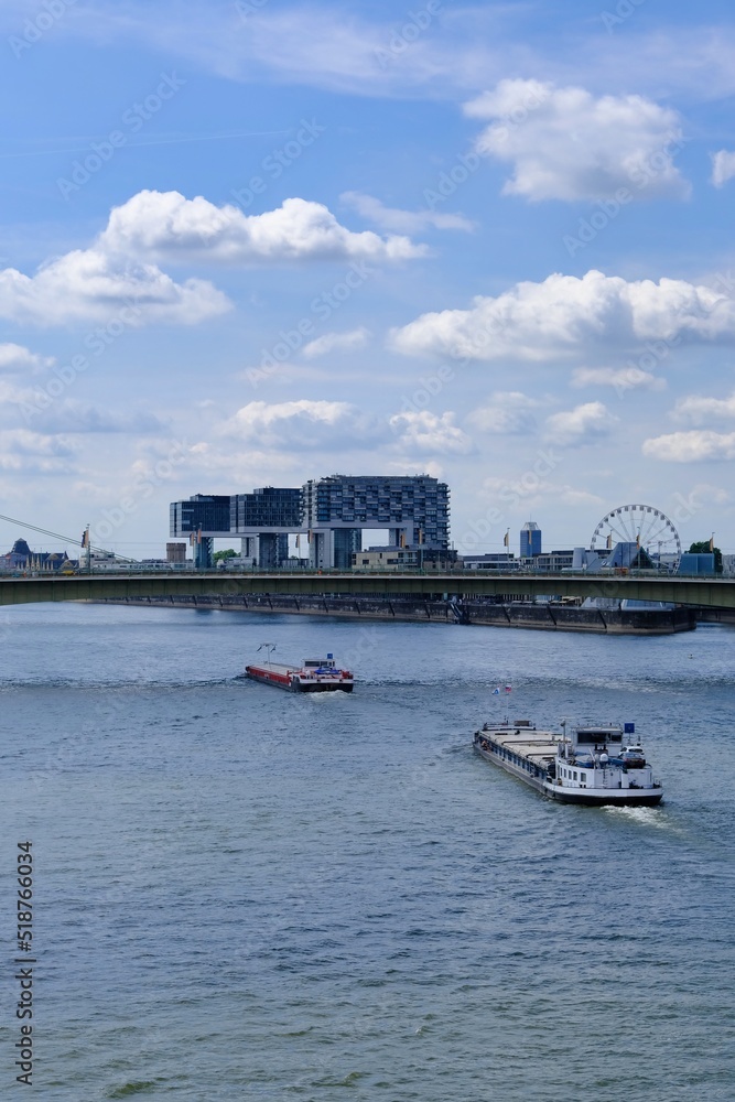 Fototapeta premium Panorama von Köln mit Schiffen, Kranhäuser und Riesenrad 