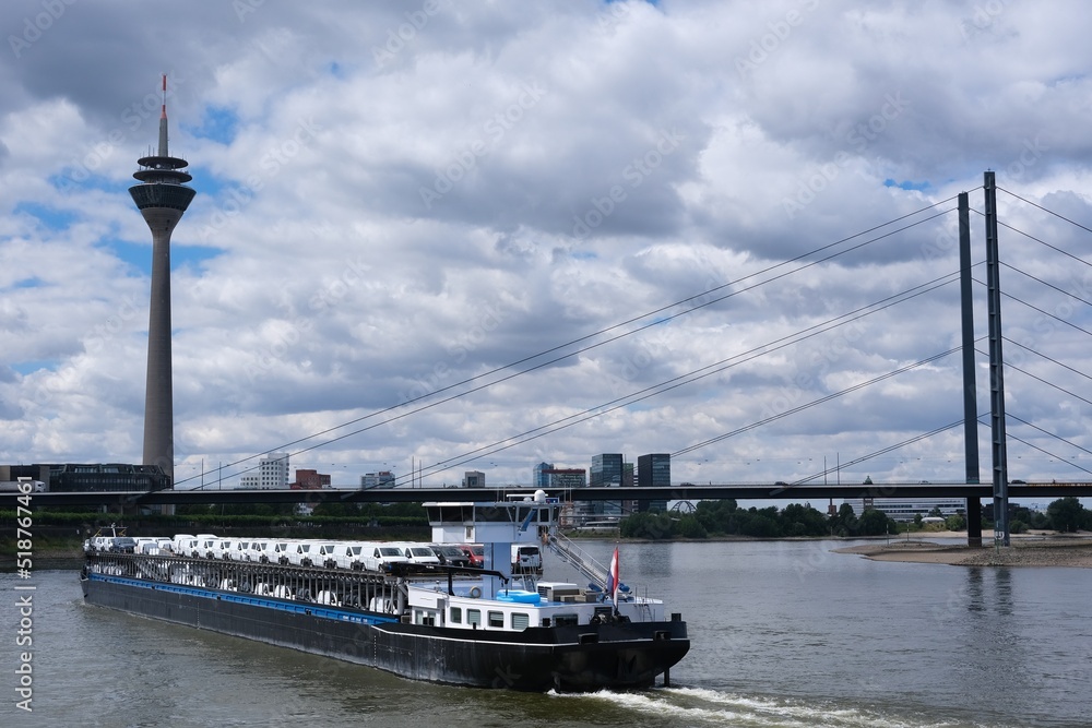 Auto Frachtschiff auf dem Rhein