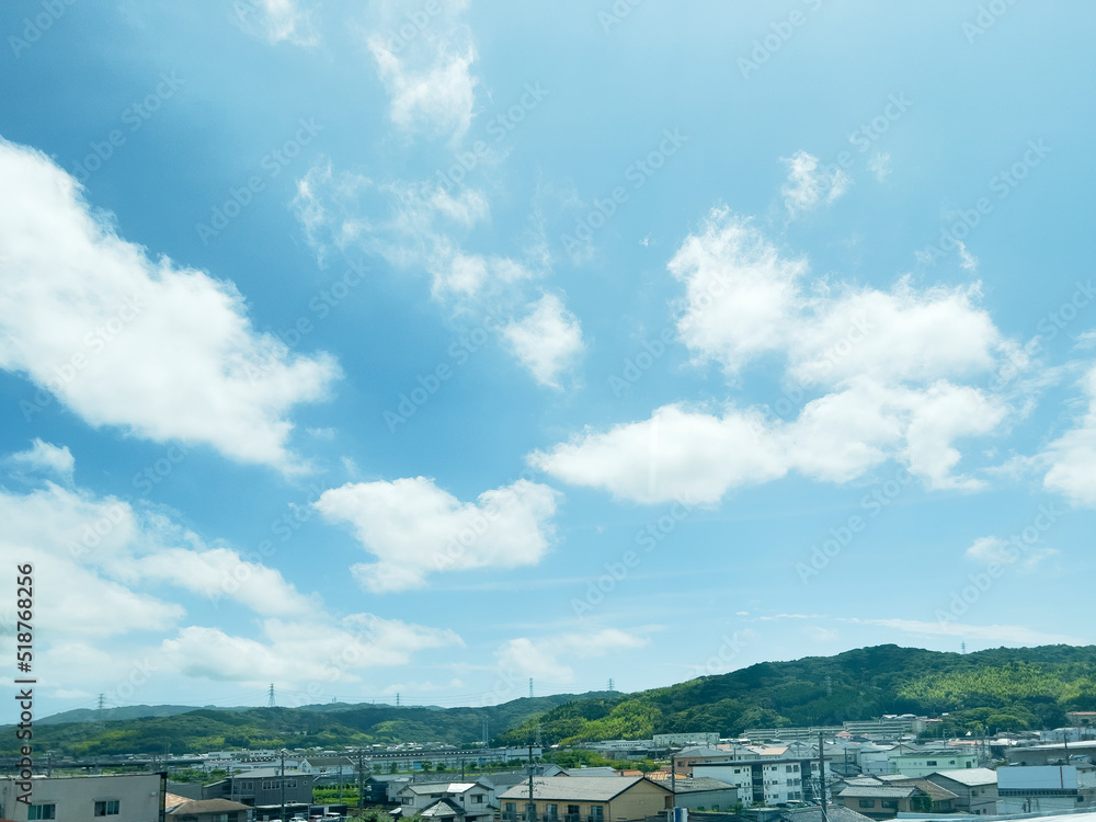 Fototapeta premium 晴れの日の町の風景