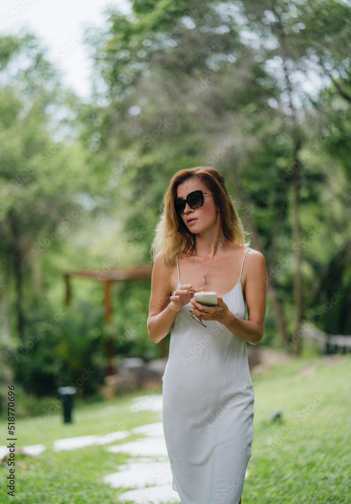 Obraz premium Middle-aged blonde woman at a villa