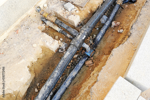 Tuberias de abastecimiento de agua potable a una vivienda. Red de distribución de agua en la ciudad. Conexión para suministro de agua a una casa.