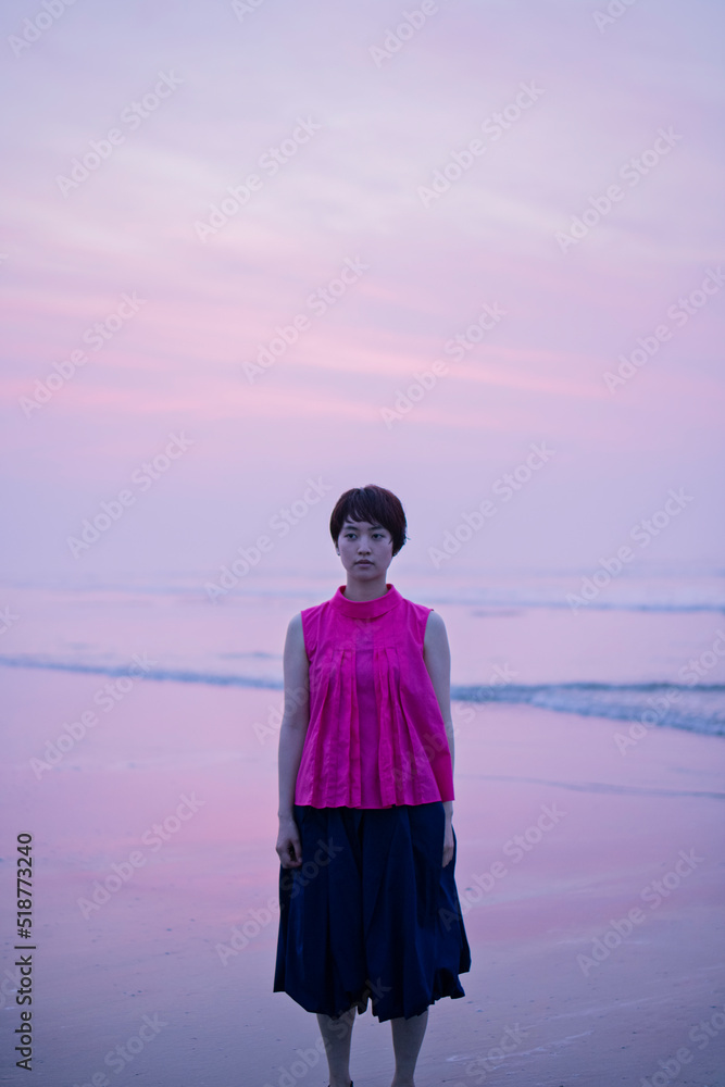海辺 20代女性 朝焼け