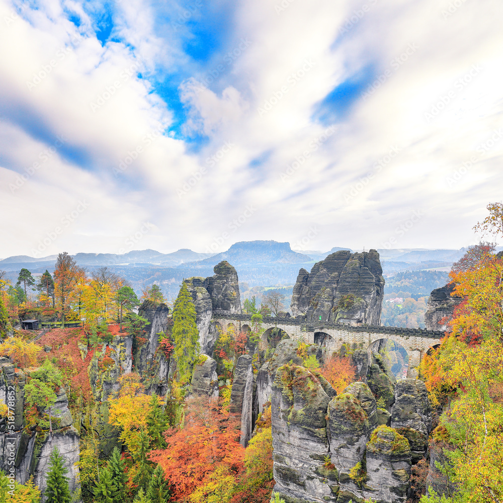 Obraz premium Fabulous autumn landscape in Saxon Switzerland National Park and Bastei bridge.