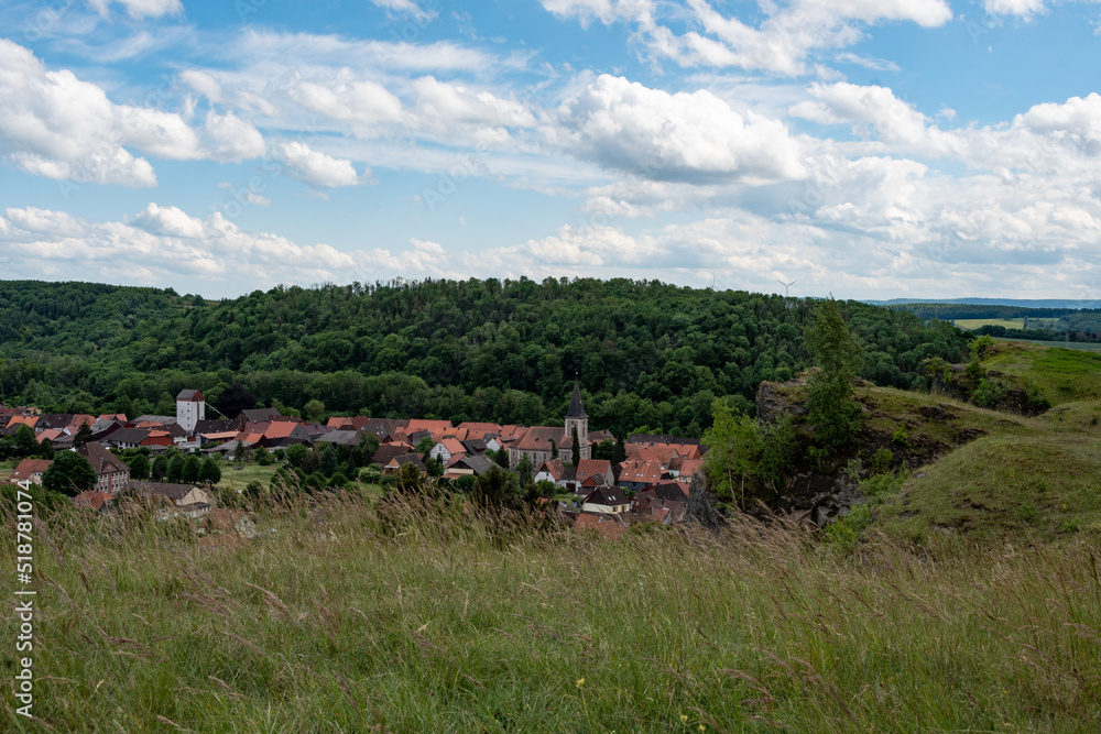 Scharzfeld ein Ortsteil von Herzberg am Harz . Aus der Vogelperspektive . Ein Ort umgeben von Wald und Wiese. Scharzfeld ein Ortsteil von Herzberg am Harz . Aus der Vogelperspektive . Ein Ort umgeben von Wald und Wiese.