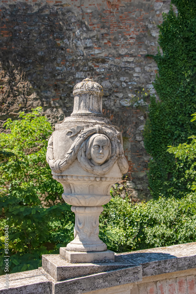 Obraz premium Sculptural composition at the entrance to the upper castle Nitra grad