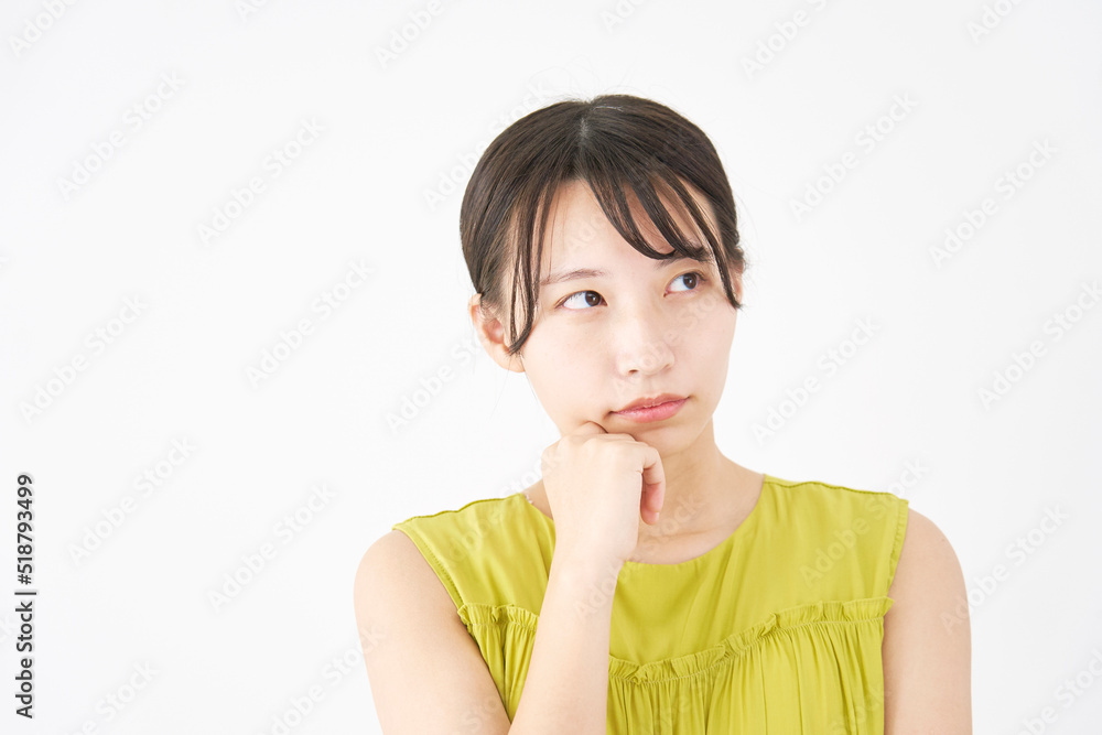 白背景で考える女性