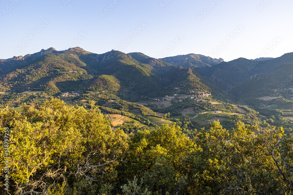 Vue au lever du soleil sur les petits villages et les montagnes autour d'Olargues dans le Parc naturel régional du Haut-Languedoc