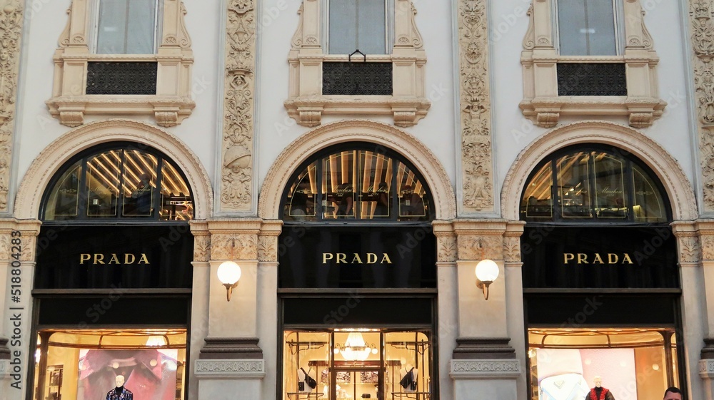 Stockfoto Enseigne / logo de l'entreprise de luxe Prada, célèbre marque de  mode italienne, sur la façade de sa boutique dans la galleria Vittorio  Emanuele II à Milan – octobre 2021 (Italie)