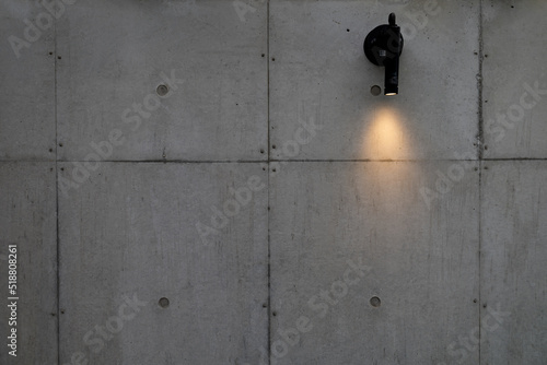 【背景素材】溝のあるPコン穴あり・照明ライトと打ちっぱなしのコンクリートの壁（暗め）