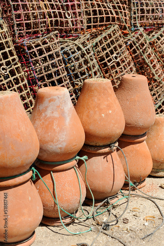 Keramiktöpfe und Plastiktöpfe für das Fischen von Tintenfischen im Fischereihafen von Rota, Küste von Cadiz, Spanien photo