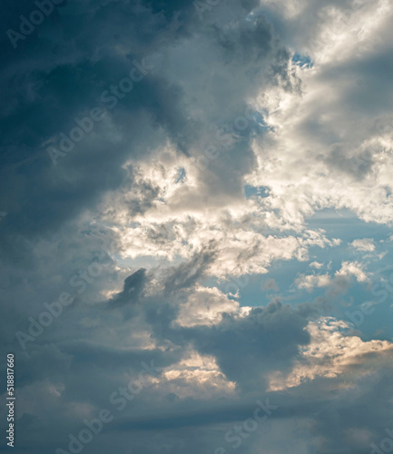 Dunkle Gewitterwolken ziehen auf