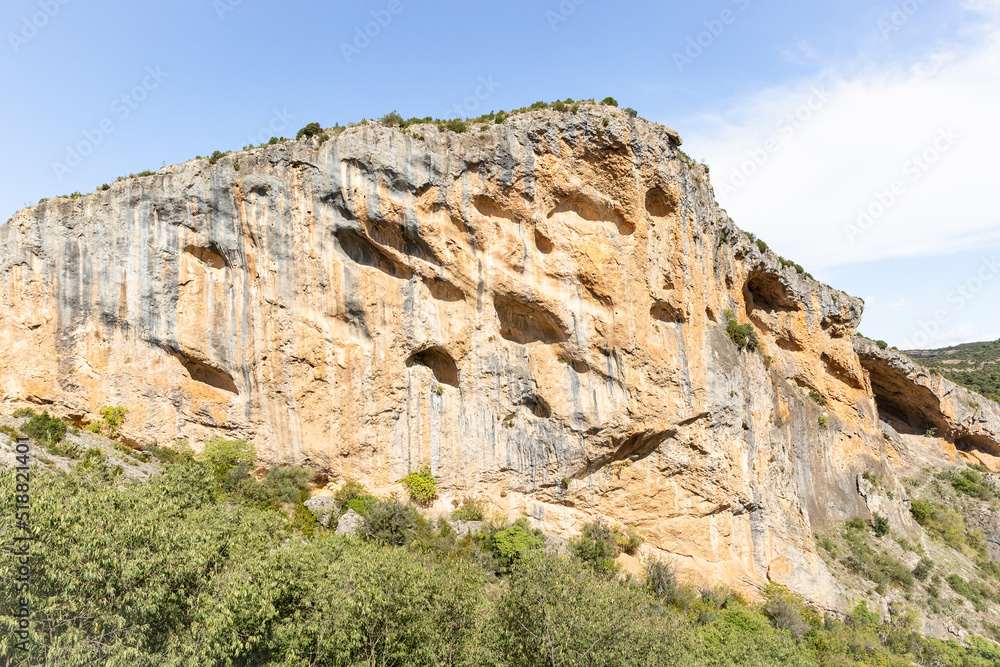 detail of the escarpment next to the castle at Barranco de Payuala in Alquézar (Alquezra), Somontano de Barbastro, province of Huesca, Aragon, Spain