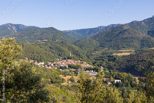 Vue ensoleill  e sur le village m  di  val d Olargues et les montagnes alentours du Parc naturel r  gional du Haut-Languedoc