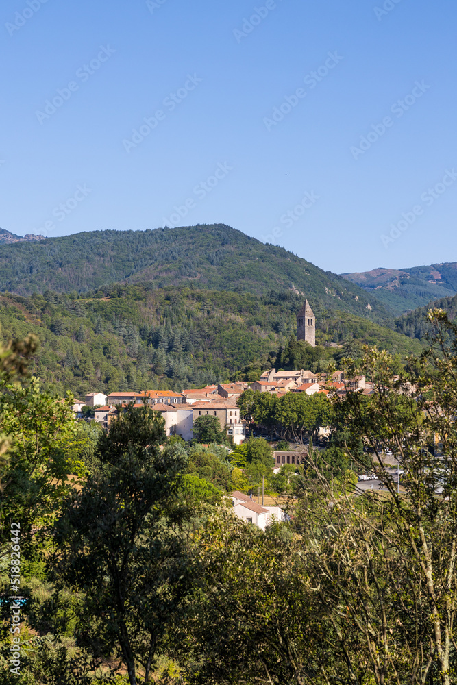 Vue ensoleillée sur le village médiéval d'Olargues et les montagnes alentours du Parc naturel régional du Haut-Languedoc