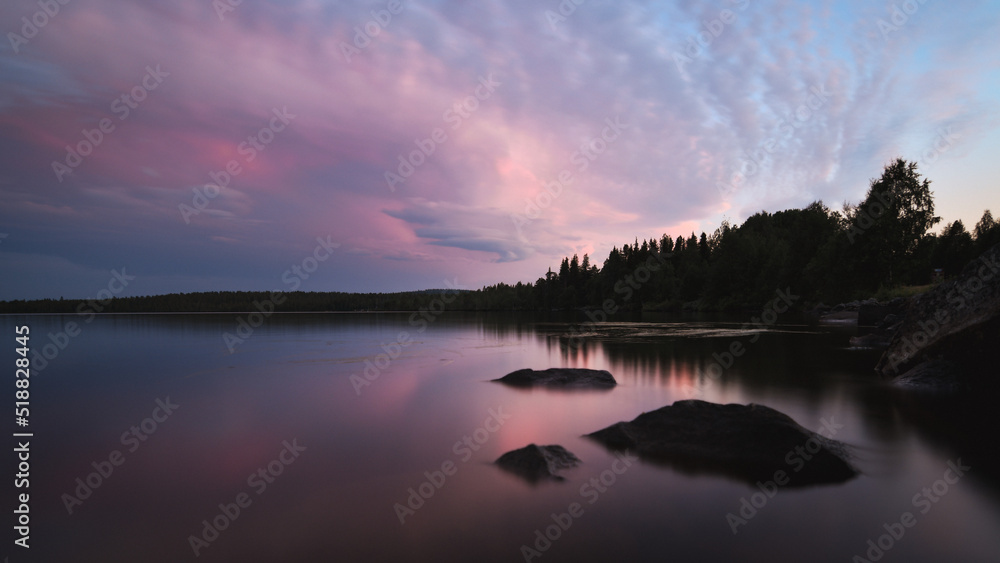 Abendrot an einem See in Finnland