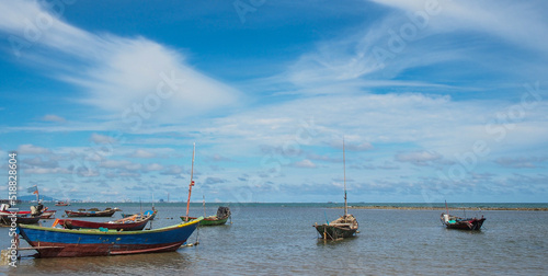 Foto landscape view Small fishing boat parked on the coast of the sea
