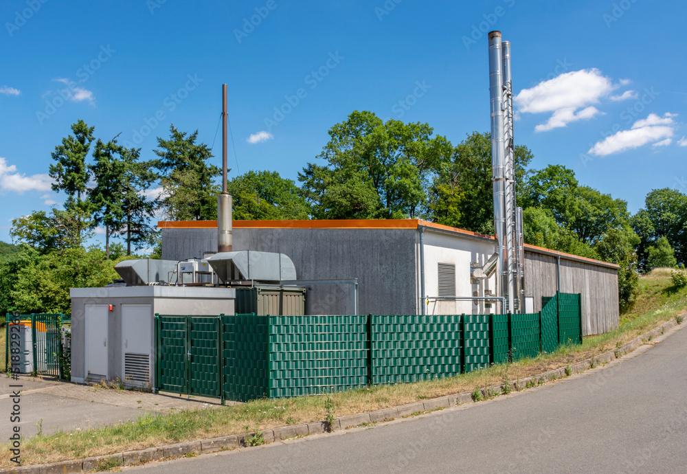 Mit Biogas betriebenes Blockheizkraftwerk eines landwirtschaftlichen Betriebes zur Erzeugung von Strom und Wärme Mit Biogas betriebenes Blockheizkraftwerk eines landwirtschaftlichen Betriebes zur Erzeugung von Strom und Wärme