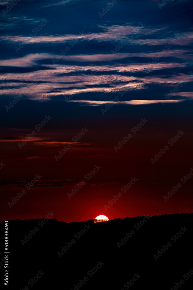 Obraz premium Beautiful sunset background with cloudy sky.