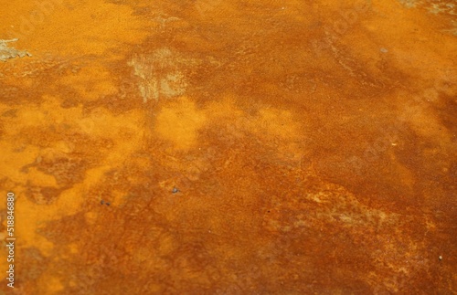 Orange-gelbe rostige Metallfläche mit Muster