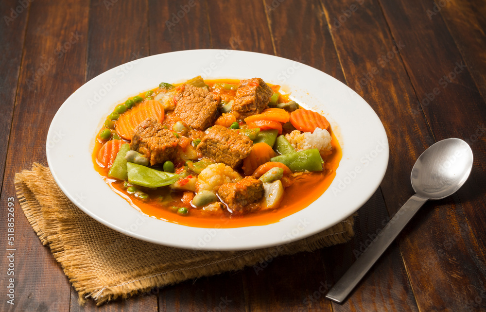 Menestra de verduras con ternera estofada Menestra de verduras con ternera estofada