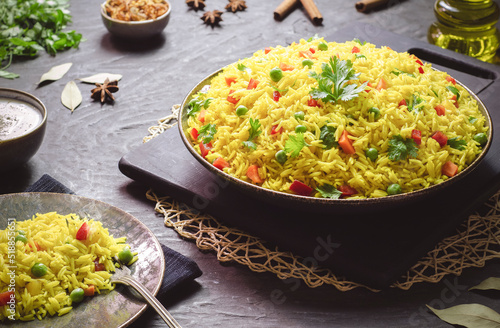 Foto Arabic cuisine; Traditional Arabic Basmati rice with vegetables