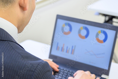 Wallpaper Mural パソコン中のビジネスマン　男性　30代 Torontodigital.ca