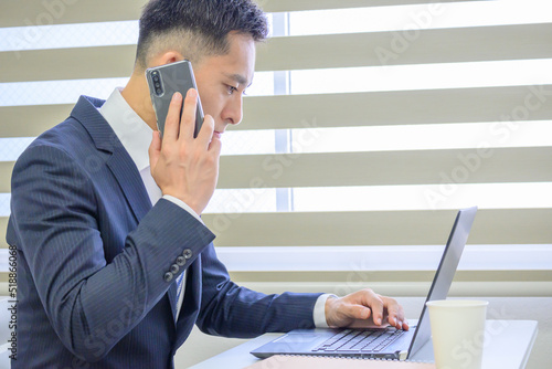 Wallpaper Mural パソコン中のビジネスマン　男性　30代 Torontodigital.ca