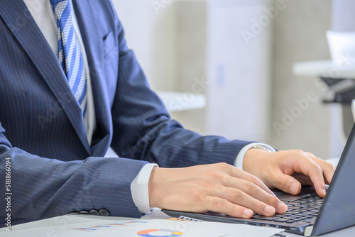 パソコン中のビジネスマン　男性
