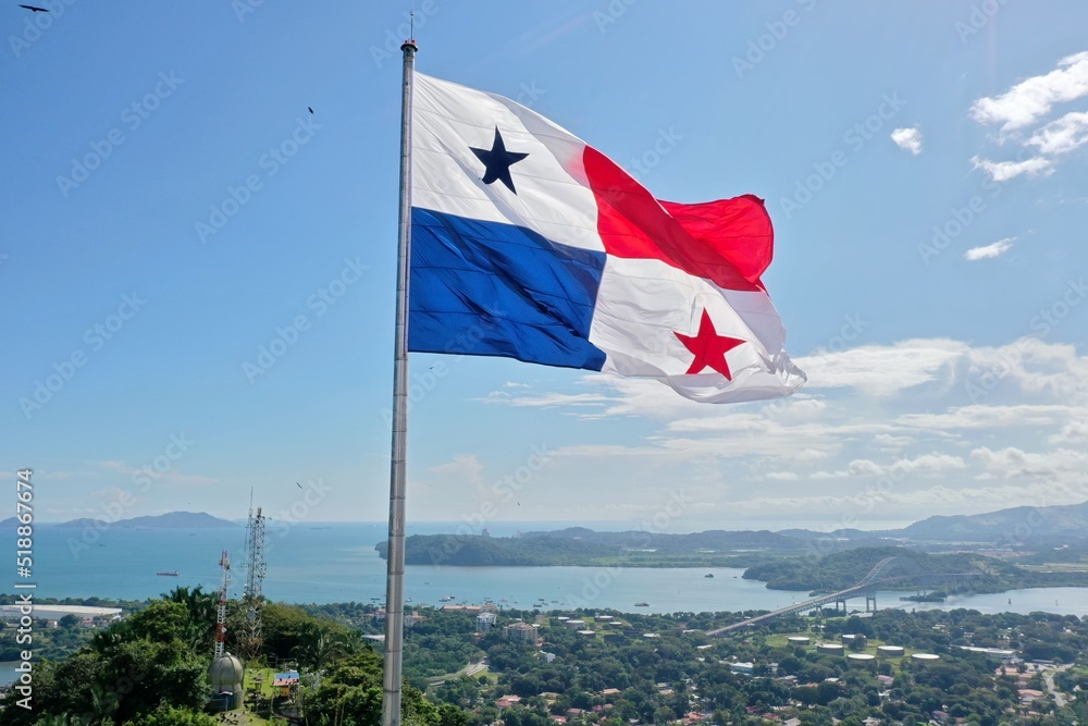 Vista de la Bandera de Panama en Cerro Ancon ciudad de Panamá