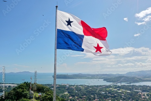 Vista de la Bandera de Panama en Cerro Ancon ciudad de Panamá