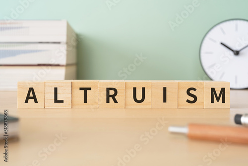 利他主義のイメージ｜「ALTRUISM」と書かれたブロックが置かれたデスク
