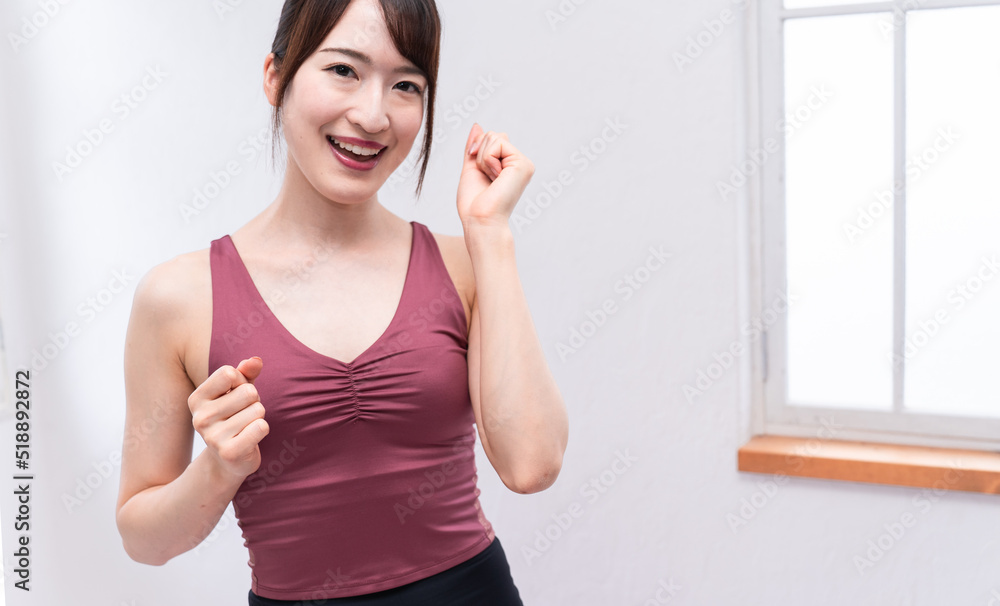 体を動かす女性 体を動かす女性