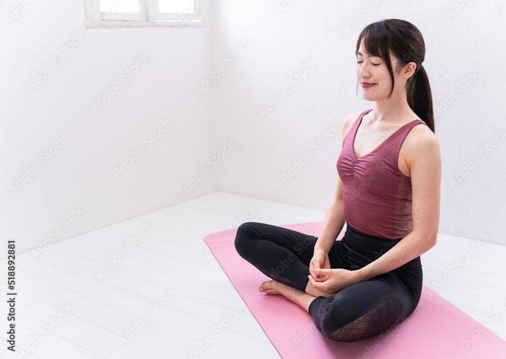 Fototapeta premium 手で案内する女性