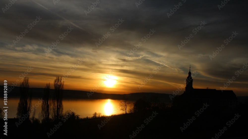 Obraz premium coucher de soleil et église