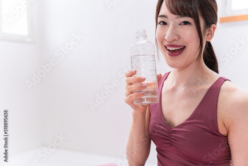 トレーニング中に水を飲む女性