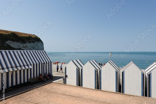 Plage et cabines de plage à Yport en Normandie photo