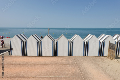 Plage et cabines de plage à Yport en Normandie © luzulee